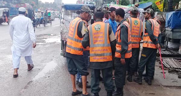 মেয়র প্রার্থীর ফাউন্ডেশনের ব্যাজ ধারণ করে ‘ট্রাফিক সহকারীরা’ নির্বাচনী প্রচারণায়!