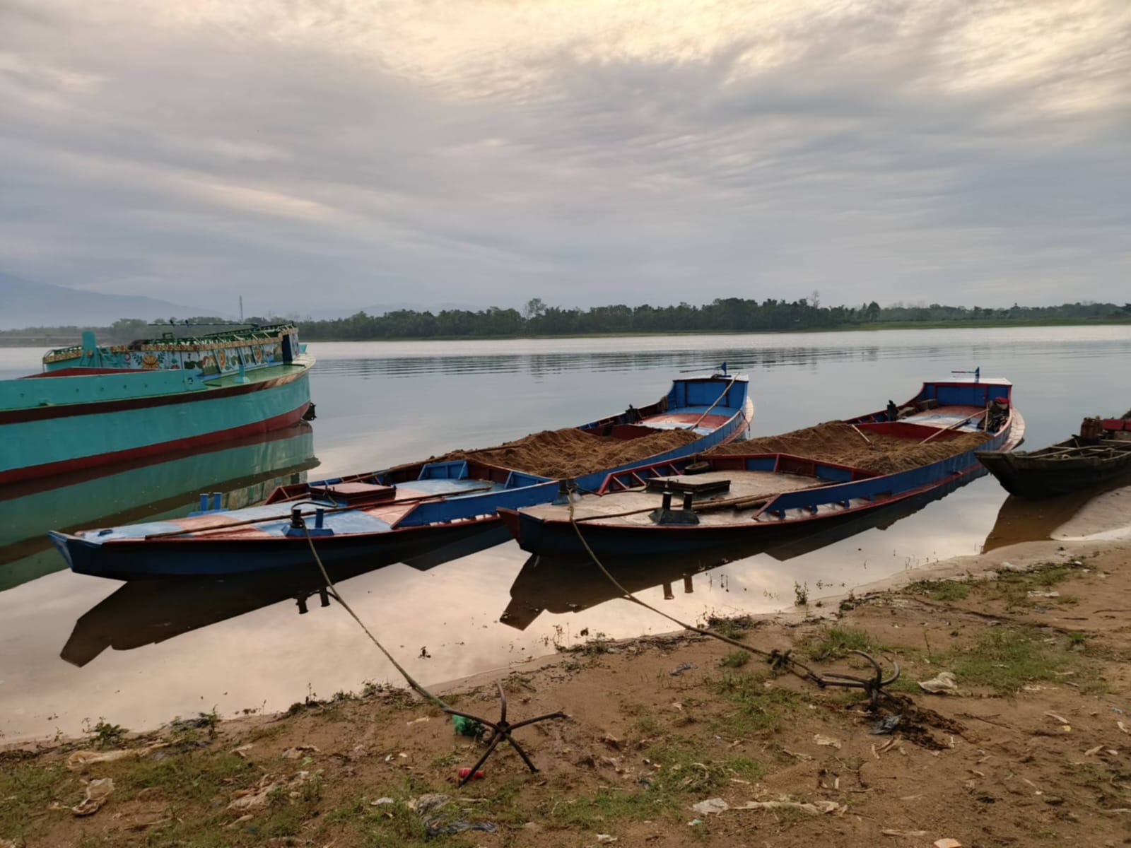 নদী থেকে অবৈধ ভাবে বালু উত্তোলনের সময় ট্রলার জব্দ ৮ জনের বিরুদ্ধে থানায় মামলা।