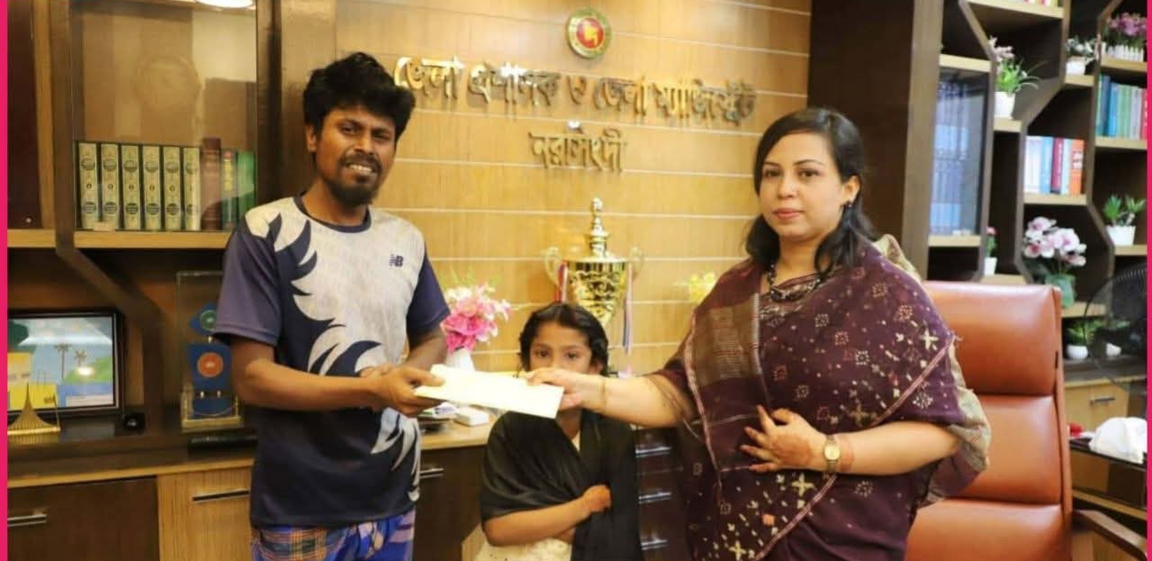 নরসিংদী রেলস্টেশনে মর্মান্তিক দুর্ঘটনা: নিহত মা ও শিশুর পরিবারকে জেলা প্রশাসনের সহায়তা”