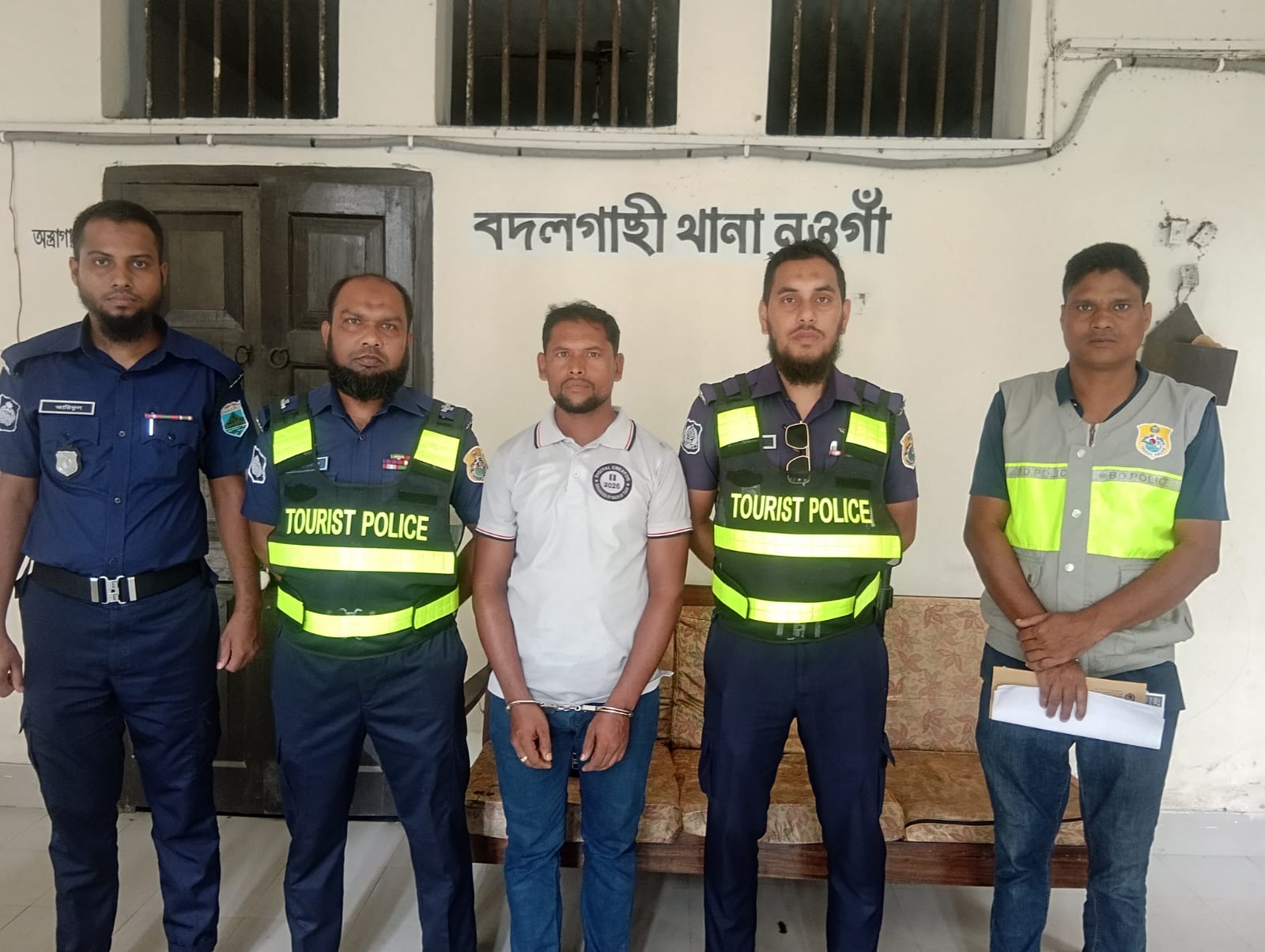 নওগাঁ পাহাড়পুর বৌদ্ধবিহারে বিদেশি পর্যটক কে হেনস্তা করে কনটেন্ট তৈরির অভিযোগে হিরো নানা গ্রেপ্তার।