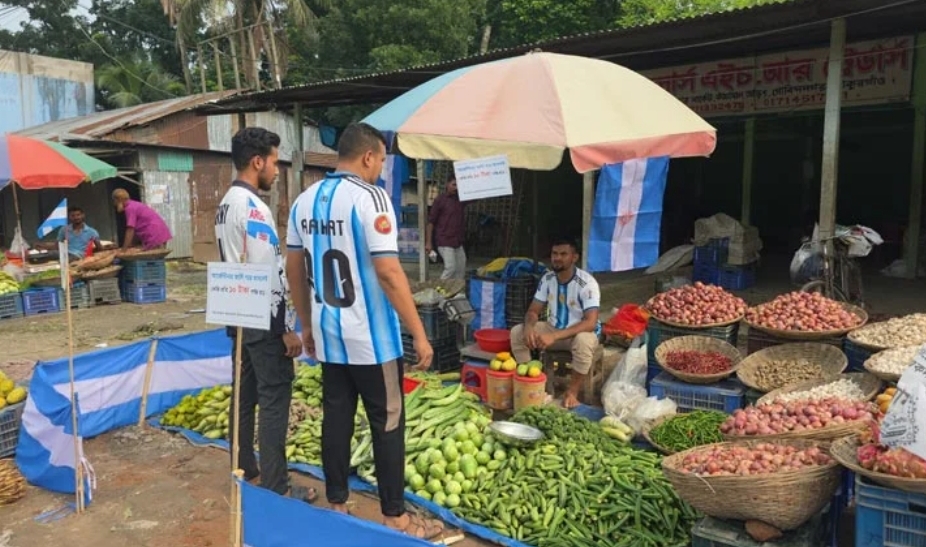 আর্জেন্টিনার সমর্থনে দোকানের নাম বদল এবং জার্সি পরলেই বিশেষ মূল্য ছাড়।