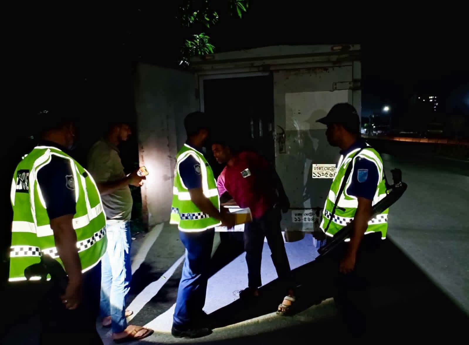 নরসিংদীতে বিশেষ অভিযানে মাদকসহ ৬ জন আটক, অস্ত্রধারী ও অস্থিতিশীলতা সৃষ্টিকারীসহ গ্রেফতার- ১৫।