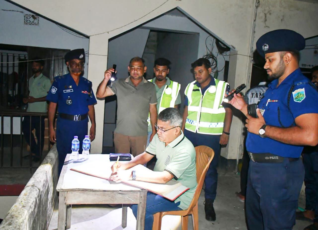 অপরাধ দমনে কঠোর অবস্থান: রানীনগর আত্রাই মহাসড়কে টহল ও একঢালা পুলিশ ক্যাম্প কার্যক্রম পরিদর্শনে পুলিশ সুপার।
