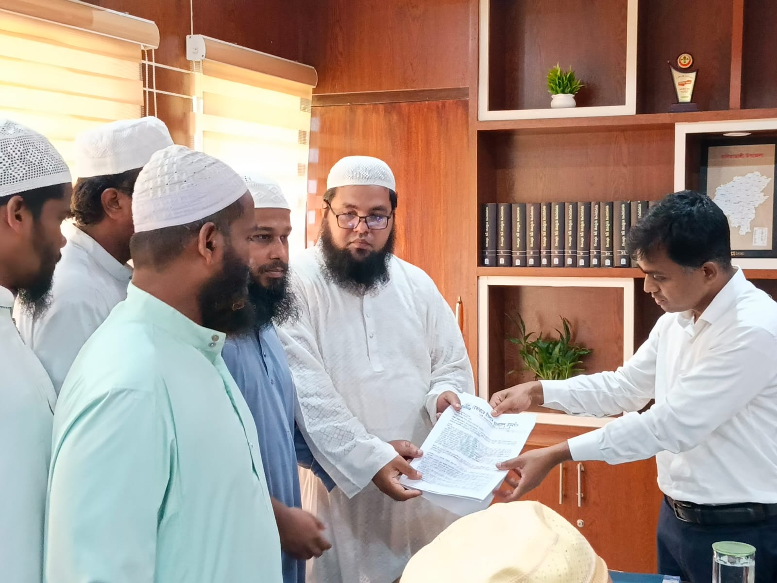 পলাশবাড়ীতে নির্মাণাধীন রামমূর্তি অপসারণের দাবিতে স্মারকলিপি প্রদান।