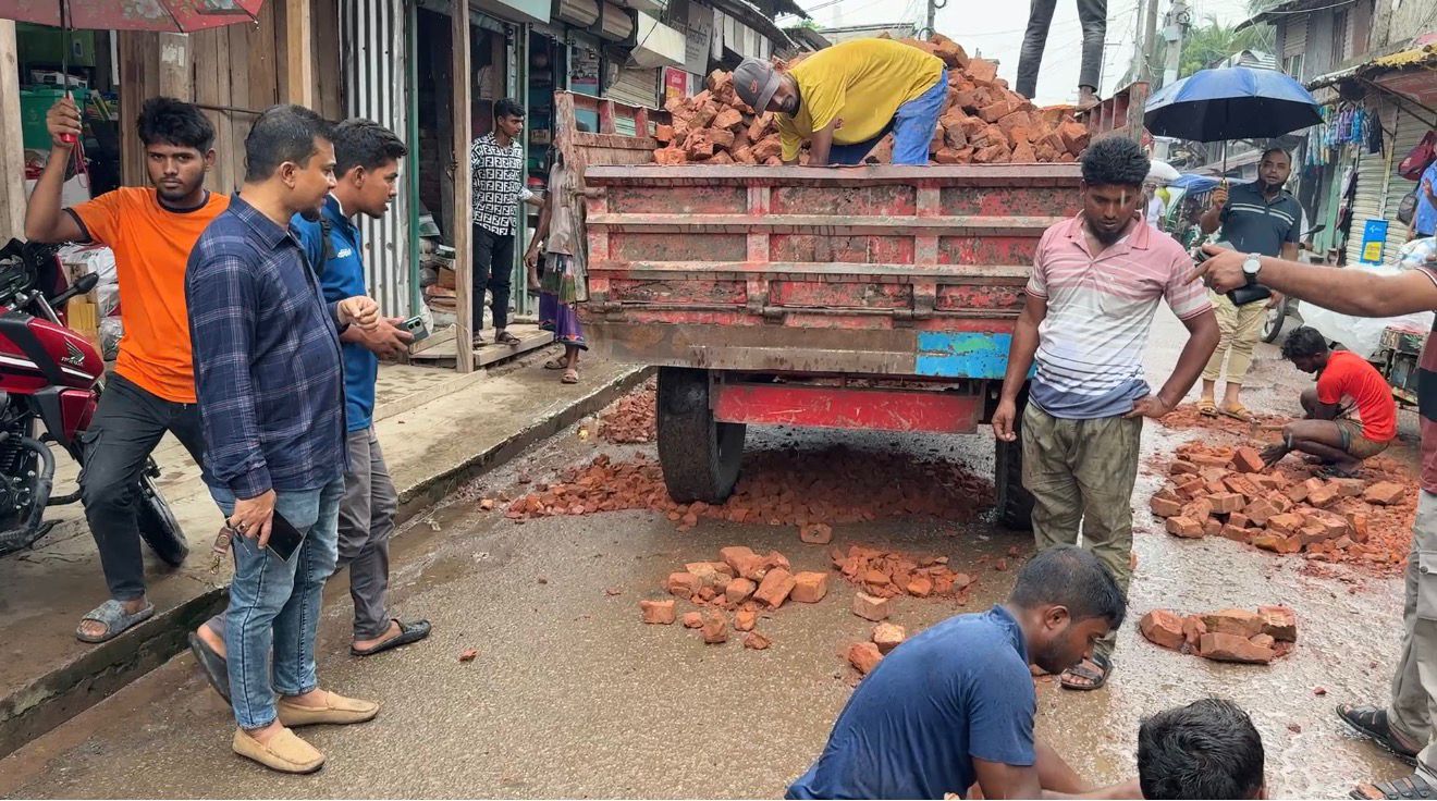 কলাপাড়া পৌরসভায় ব্যক্তি উদ্যোগে সড়ক সংস্কার, প্রশংসায় রিমন সিকদার।