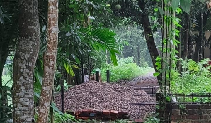 বিশ্বনাথের পল্লীতে বালু ও পাথর দিয়ে সরকারি রাস্তা বন্ধ করে দেওয়ার অভিযোগ মসজিদ ও স্কুলে যেতে বিঘ্ন ঘটছে এলাকাবাসীর।