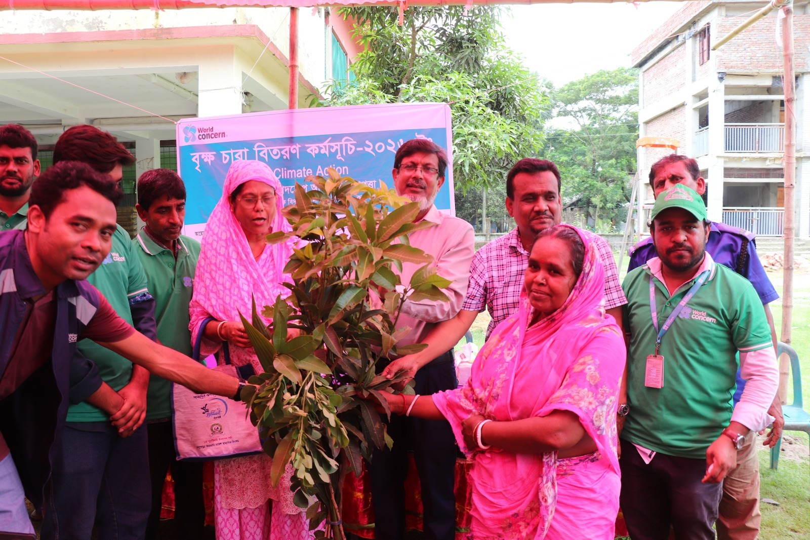 কলাপাড়ায় (পটুয়াখালী) বৃক্ষ রোপণ কর্মশালায়  ২৬০ জনকে গাছের চারা বিতরণ।।