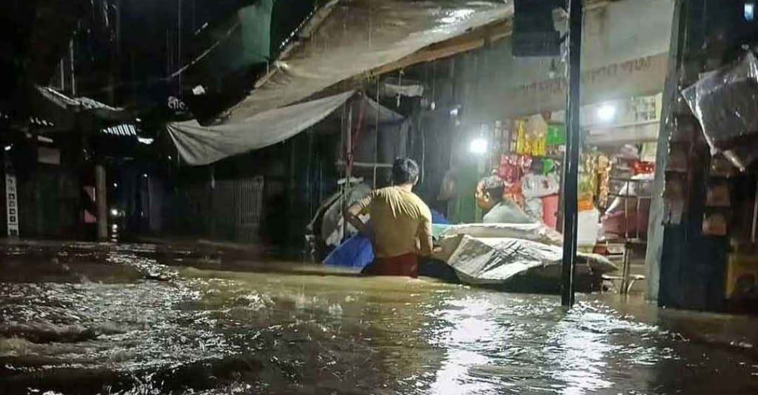 চট্টগ্রামে পানি বন্দী প্রায় সাড়ে ৪ লাখ মানুষ।