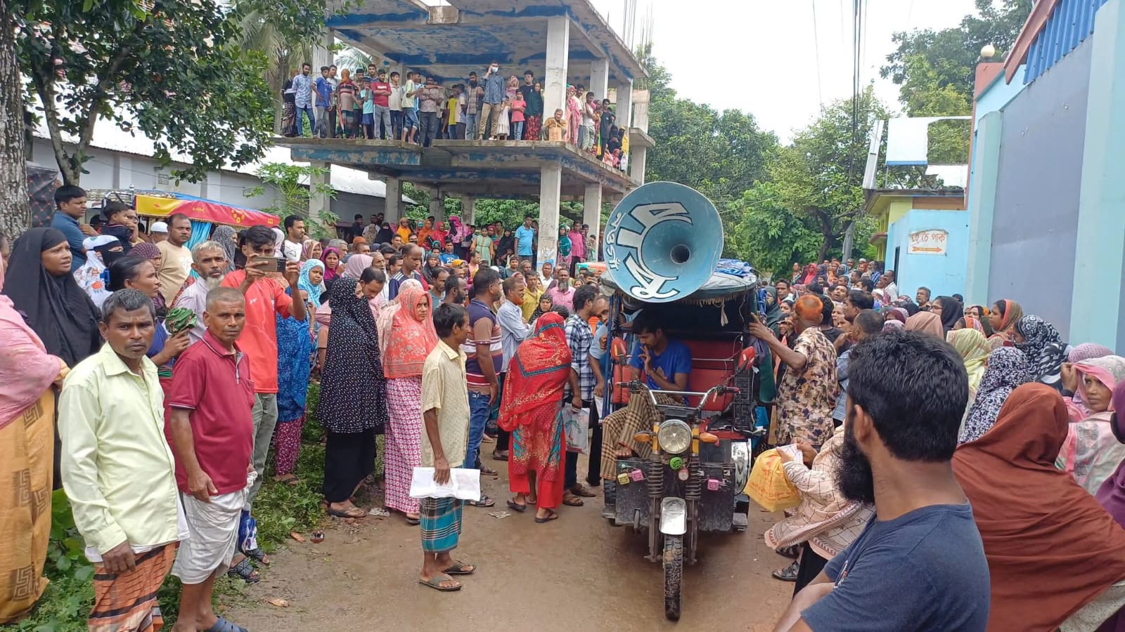 বান্দরবানে বন্যা পরিস্থিতির চরম অবনতি: তলিয়ে গেছে আর্মি পাড়াসহ নিম্নাঞ্চল, আতঙ্কে জনজীবন।