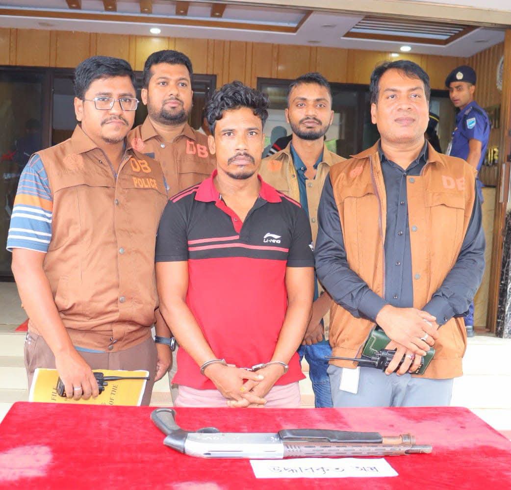 শীতলক্ষ্যায় আনসার সদস্যদের অস্ত্র লুটের ঘটনায় মূল হোতা গ্রেফতার, উদ্ধার শর্টগান।