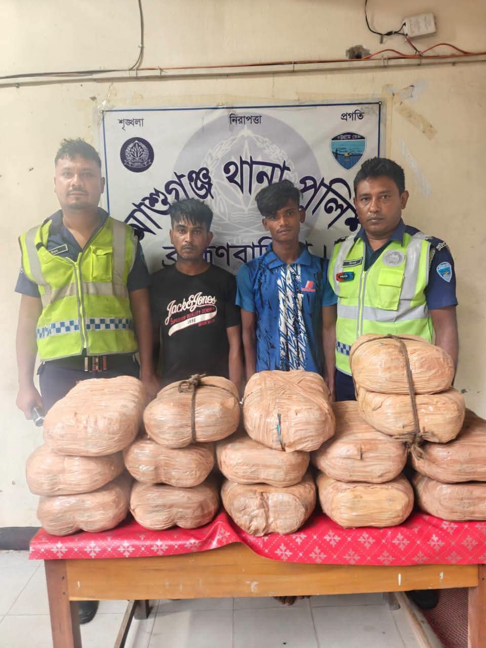 আশুগঞ্জে পুলিশের বিশেষ অভিযান: গাড়ি তল্লাশিতে ৩০ কেজি গাঁজা ও ফেনসিডিলসহ গ্রেফতার -৩।