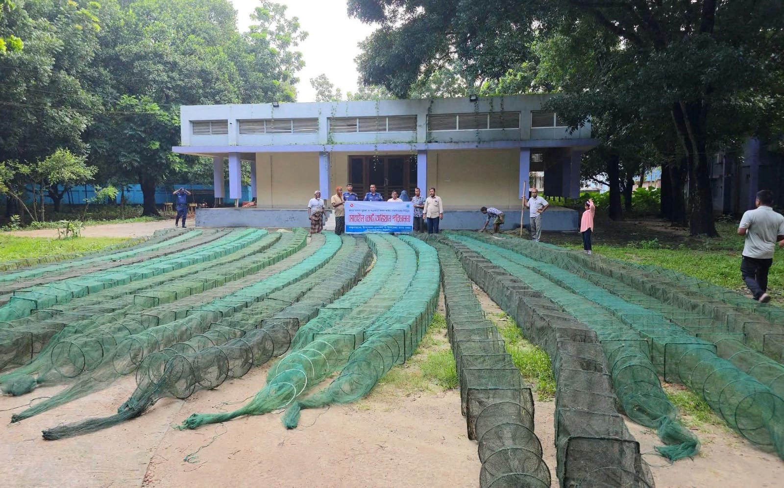 ঠাকুরগাঁওয়ের সালান্দর বিলে অভিযান লাখ টাকার নিষিদ্ধ জাল জব্দ।