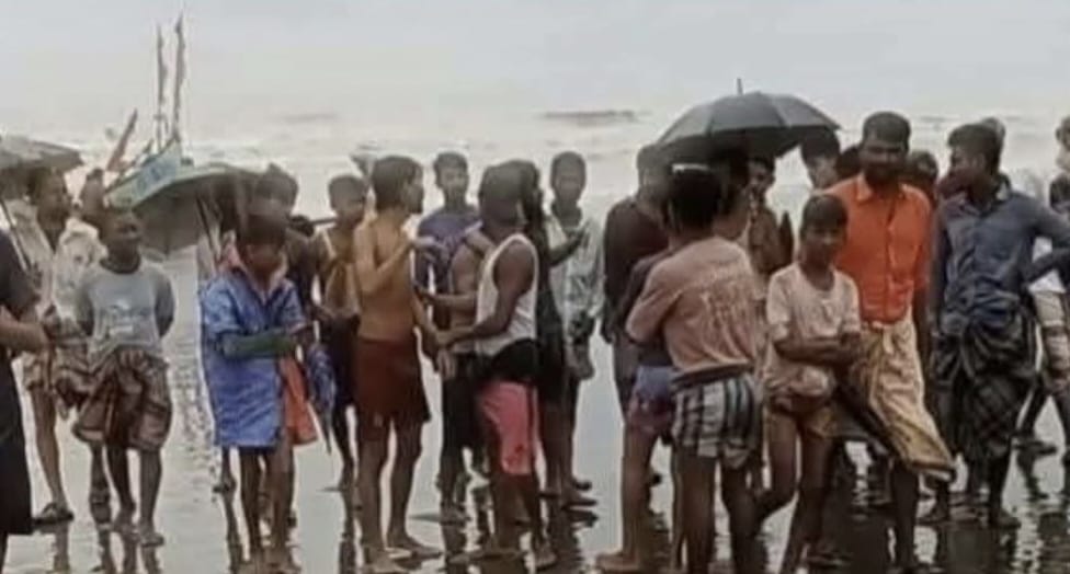 টেকনাফে রোহিঙ্গাবাহী নৌকাডুবি: ১৮ জন উদ্ধার, নিখোঁজ ১৩।