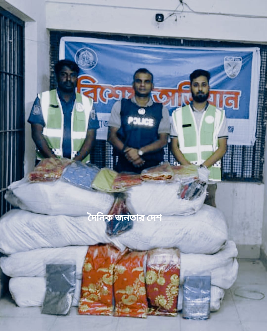 সুনামগঞ্জে ভারতীয় কাতান শাড়ির বিশাল চালান জ*ব্দ করেছে শহর পুলিশ ফাঁড়ি।