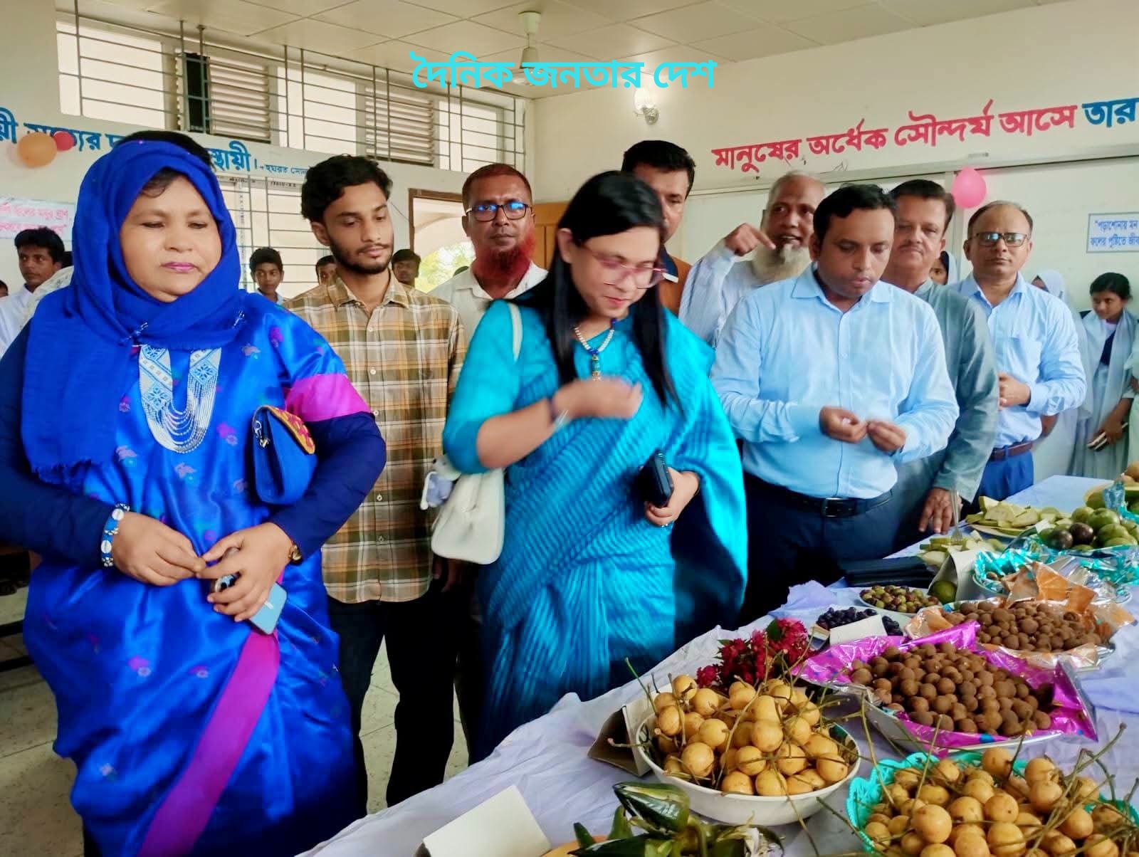 নরসিংদীর শিবপুরে শিক্ষার্থী-অভিভাবকদের অংশগ্রহণে বর্ণাঢ্য ফল উৎসব।