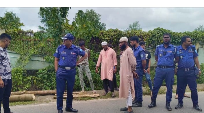 টেকনাফ সড়কে দিনদুপুরে গাছ ফেলে ডাকাতি; বিকাশের ৬০ লাখ টাকা লুট, গুলিবিদ্ধ ১