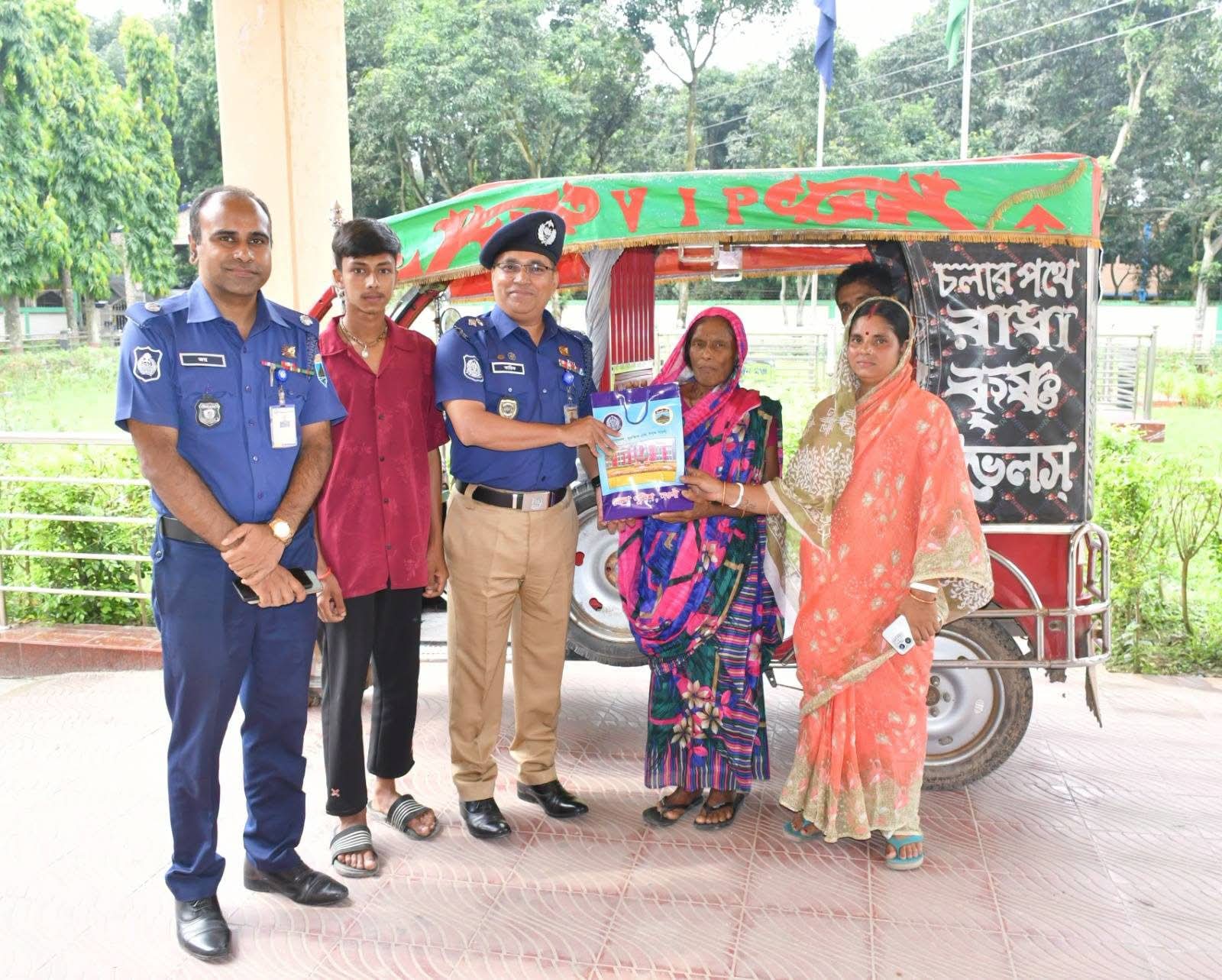 পুলিশ সুপারের তত্ত্বাবধানে ছিনতাই হওয়া অটোরিকশা উদ্ধার; দীর্ঘ দুই দশকের পুলিশি জীবনের অনন্য প্রাপ্তি: অটোরিকশা ফিরে পেয়ে ফুল হাতে পঙ্গু পরিবারের ভালোবাসায় সিক্ত নওগাঁ জেলা পুলিশ।