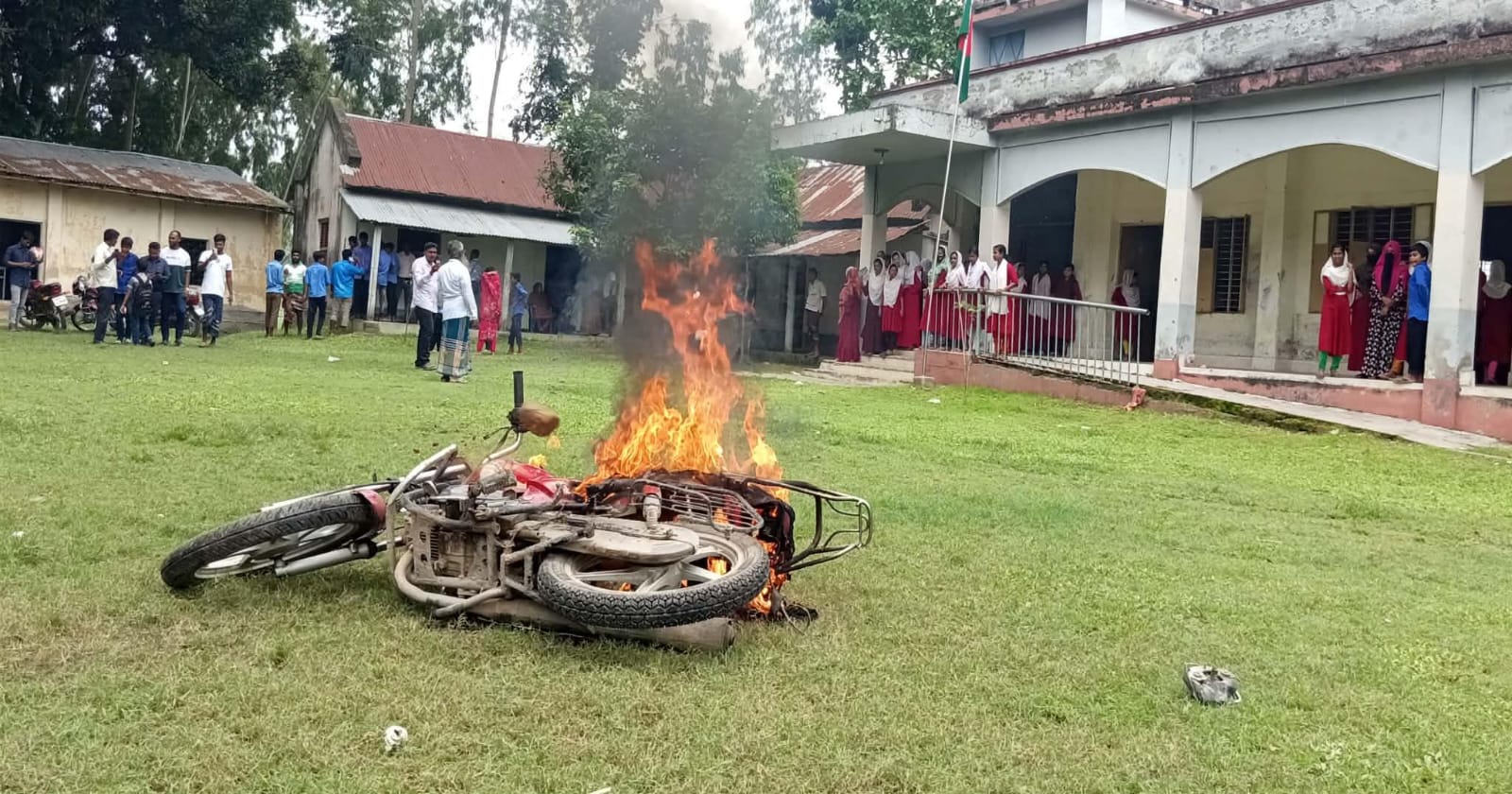 মান্দায় শিক্ষার্থীদের বিক্ষোভে অবরুদ্ধ প্রধান শিক্ষক, মোটরসাইকেলে আগুন।
