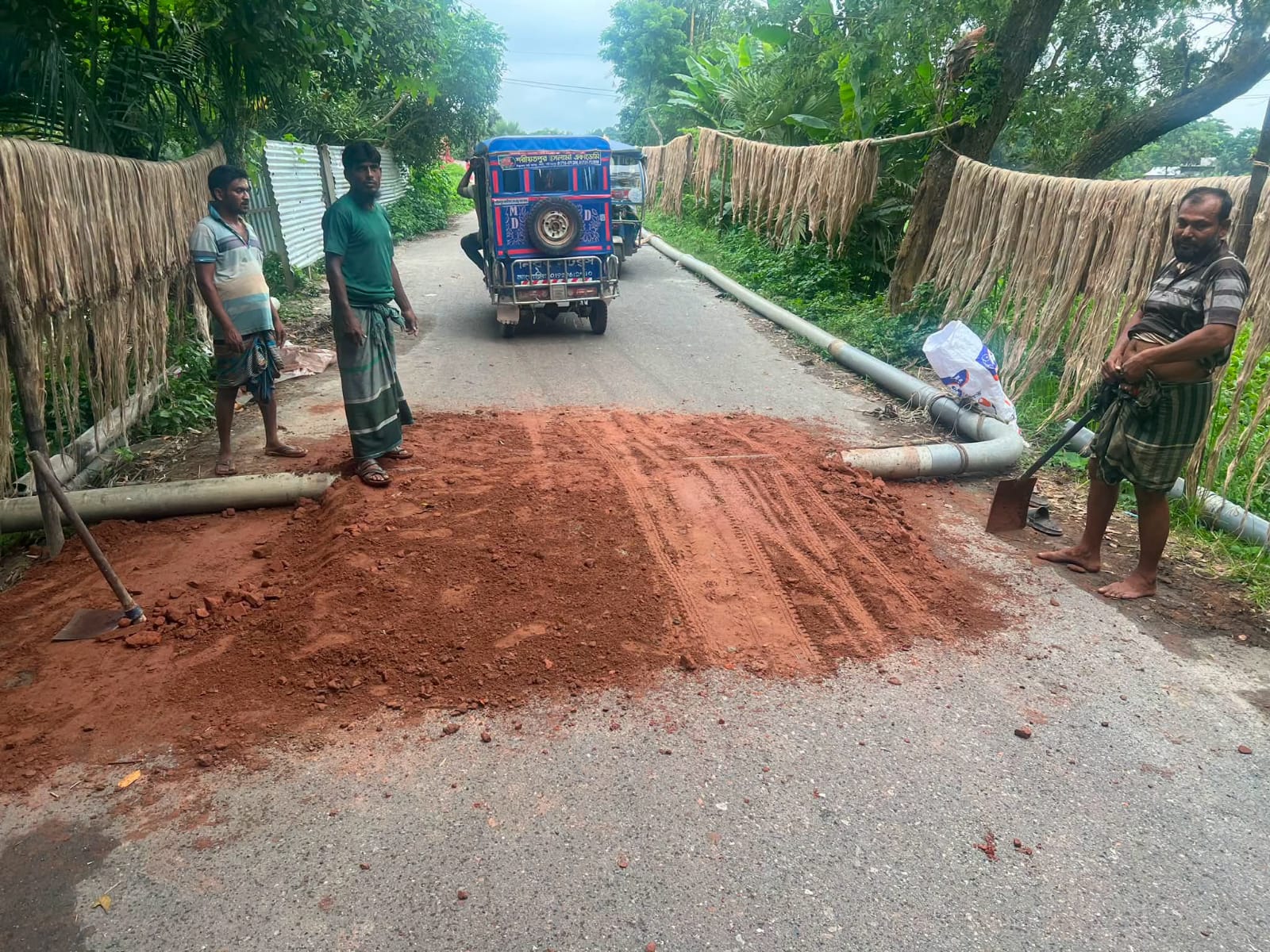 সড়কের ওপর ড্রেজারের পাইপ, দুর্ঘটনার আশঙ্কায় শরীয়তপুরবাসী*