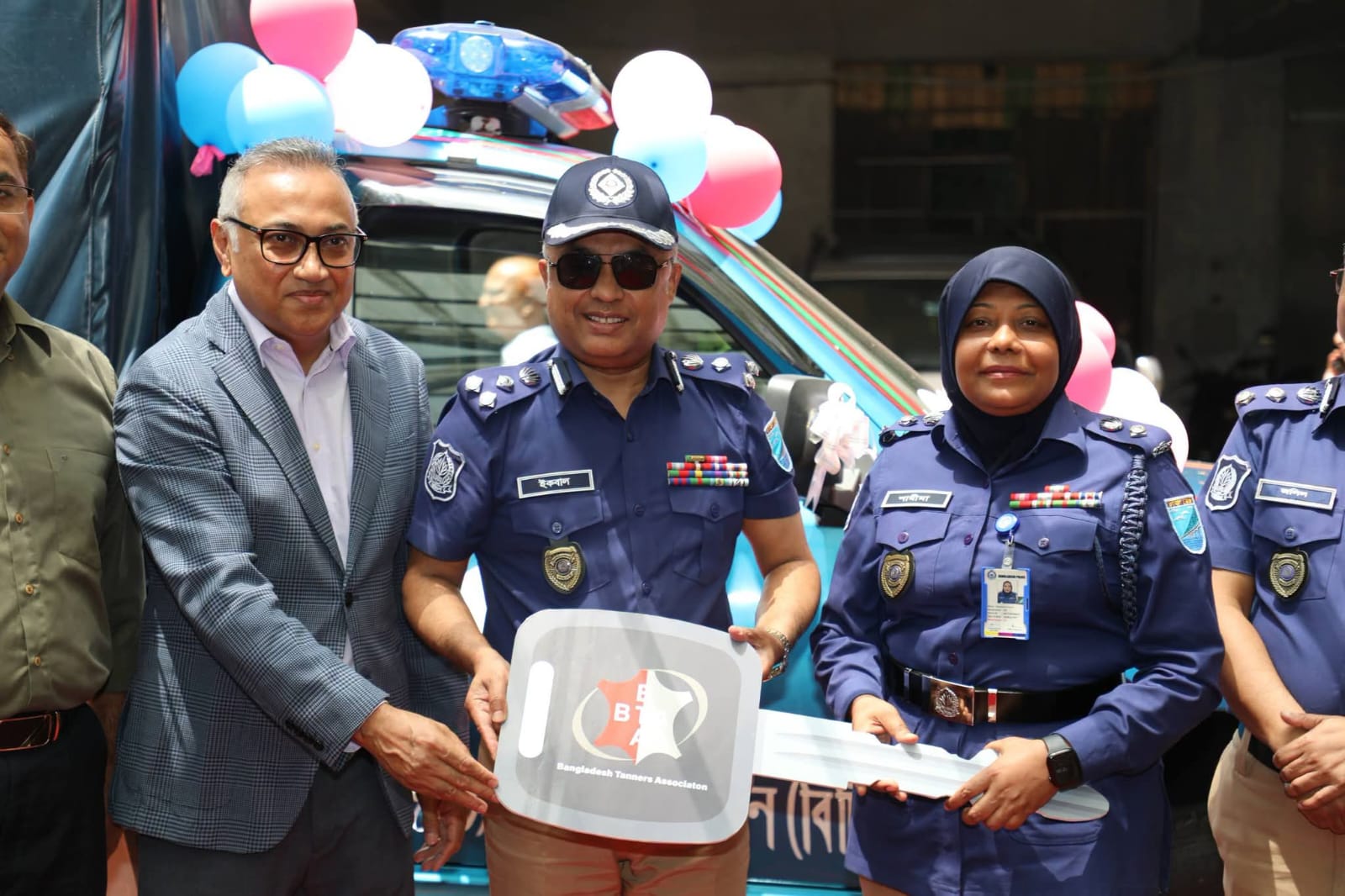 চামড়া শিল্পনগরী ও ঢাকার নিরাপত্তা জোরদারে বাংলাদেশ ট্যানার্স অ্যাসোসিয়েশন (BTA)-এর পক্ষ থেকে শিল্পনগরী পুলিশ ফাঁড়িতে পিকআপ ভ্যান উপহার।