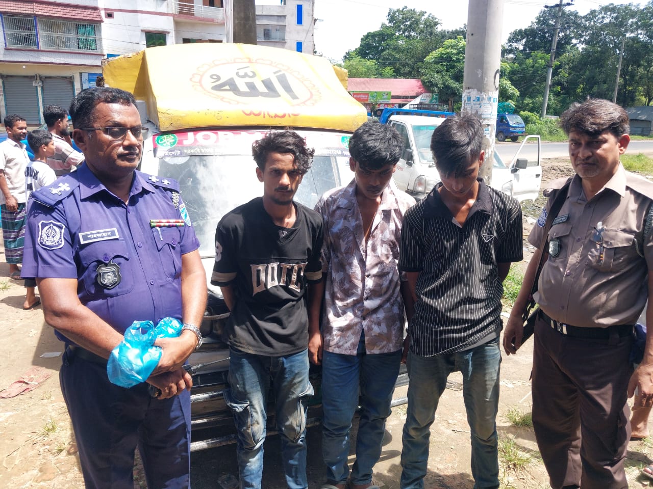 মরজালে (রায়পুরা,নরসিংদী) গাড়ি  ছিনতাই করে বিক্রি করতে এলে  জনতার হাতে পাকড়াও  ৩ (তিন)  যুবক।
