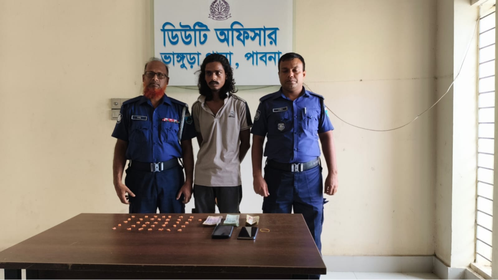 ভাঙ্গুড়ায়  ১৮০ পিস ইয়াবা ও ৬৯ হাজার টাকা নিয়ে মাদক ব্যবসায়ী আটক।