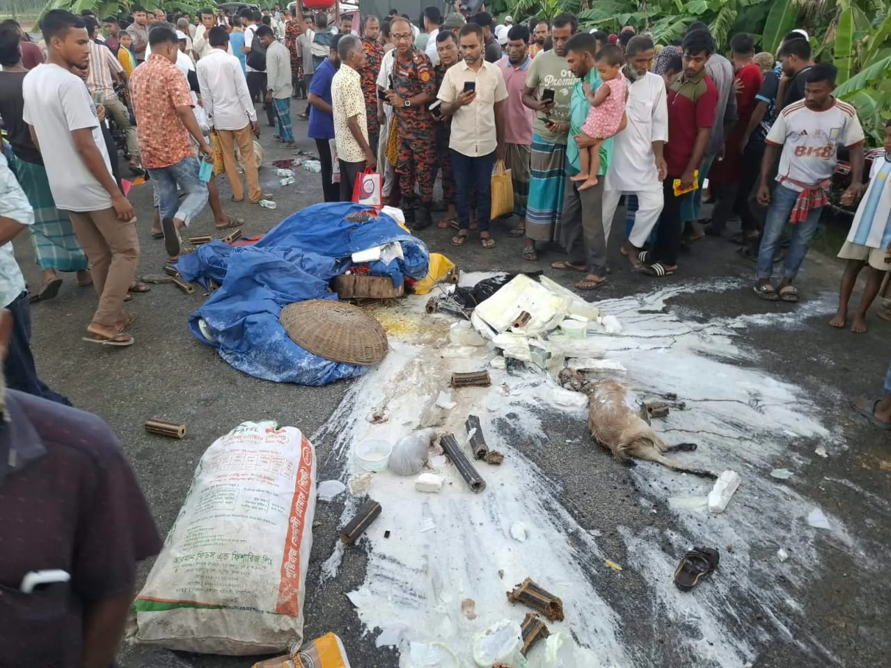 পূর্বধলায় পিক-আপ ট্রাকের সংঘর্ষে নিহত ৪, আহত ৬।
