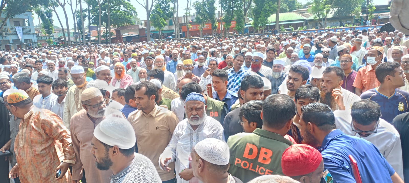অশ্রুসিক্ত নয়নে মায়ের শেষ বিদায়, জানাজা-দাফন শেষে কারাগারে ফিরলেন সাবেক এমপি পুত্র ও আ.লীগ নেতা রাসেল।