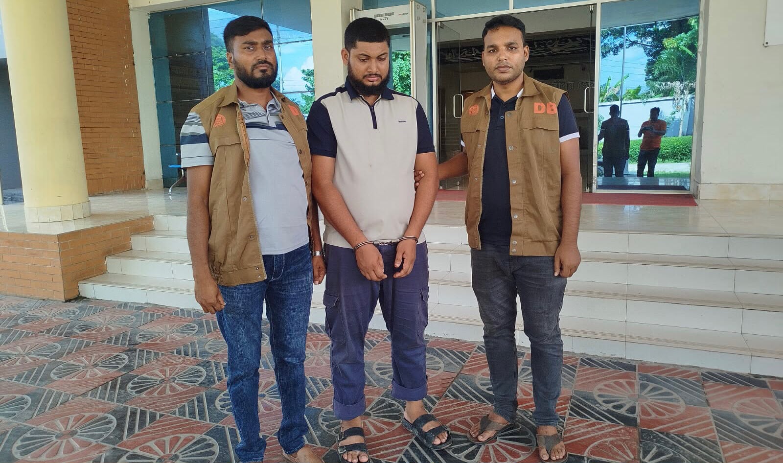 মাদারীপুরে মানব পাচারের গডফাদার এনামুল মাতুব্বর গ্রেফতার।