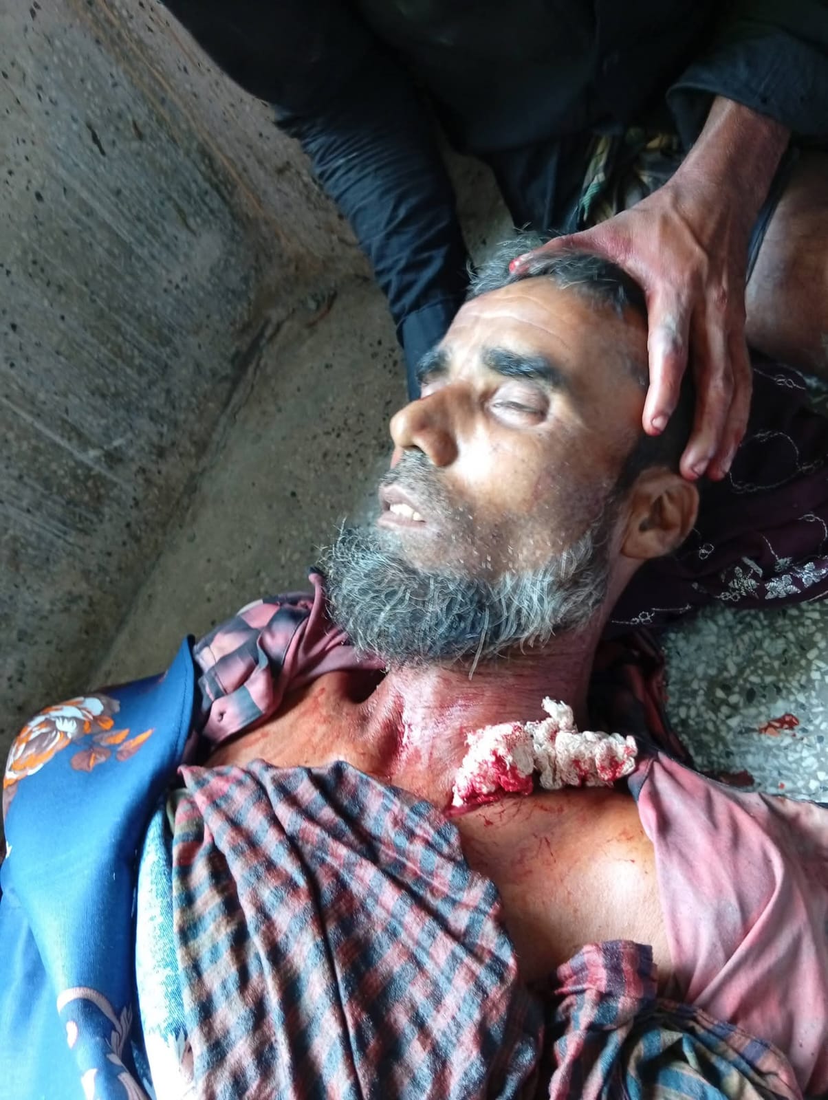 মেয়ে ধর্ষণের বিচার চাওয়ায় সন্তানসহ বাবার দায়ের কোপে খু*ন হন  কলিম উল্লাহ।