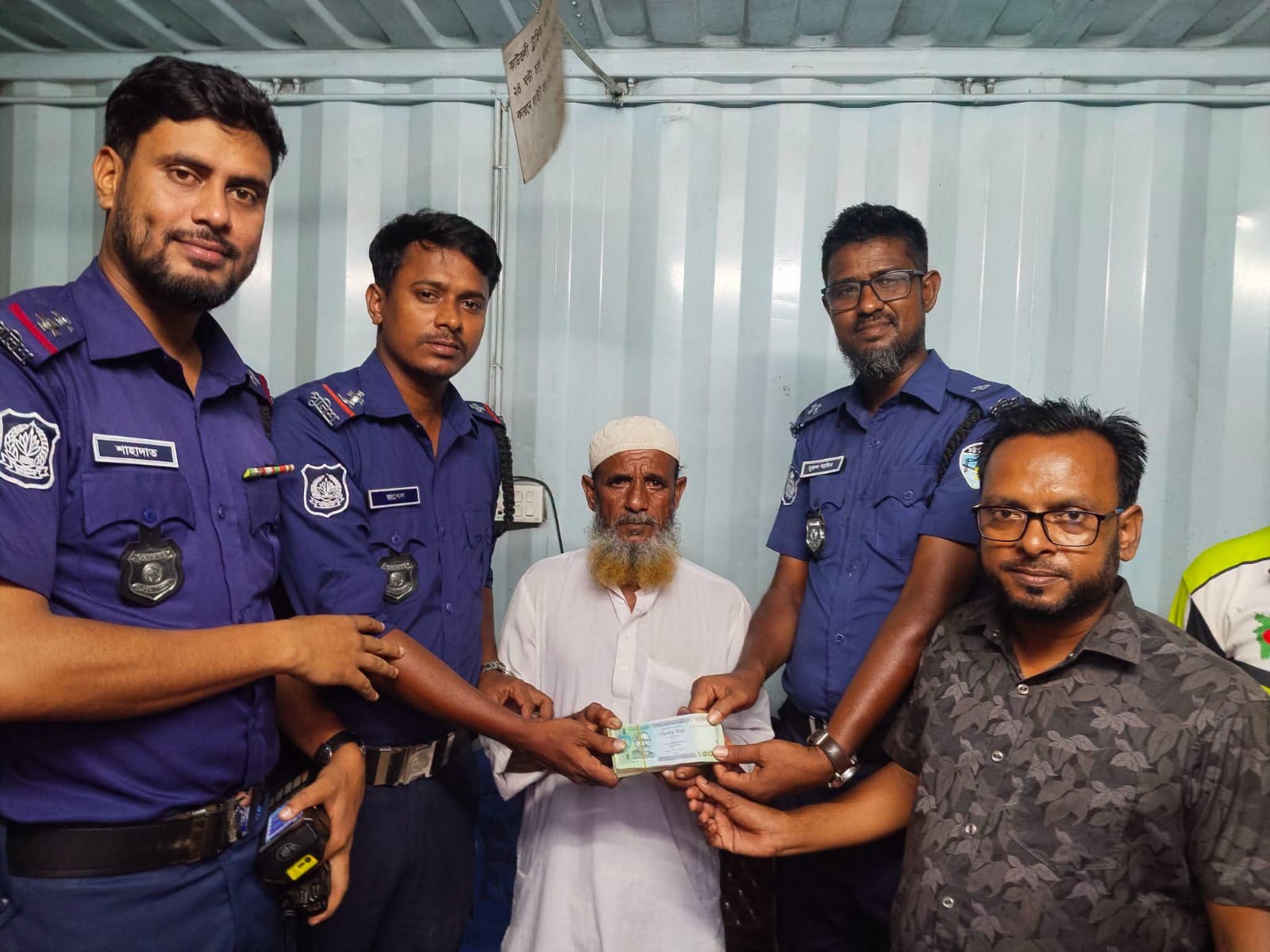 ট্রাফিক পুলিশের সহায়তায় মেয়ের বিয়ের হারানো ৫০ হাজার টাকা ফিরে পেলেন বৃদ্ধ।