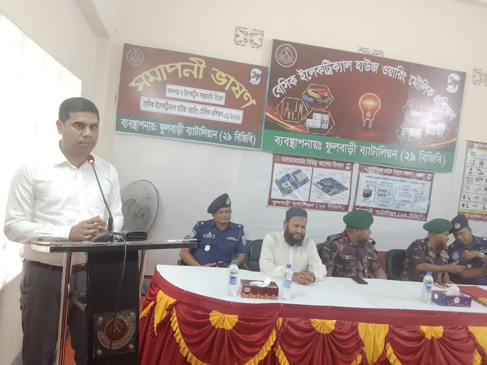 ফুলবাড়ীতে বিজিবি কর্তৃক বেসিক ইলেকট্রিক্যাল হাউজ ওয়ারিং প্রশিক্ষণ শেষে সনদপত্র বিতরণ অনুষ্ঠিত