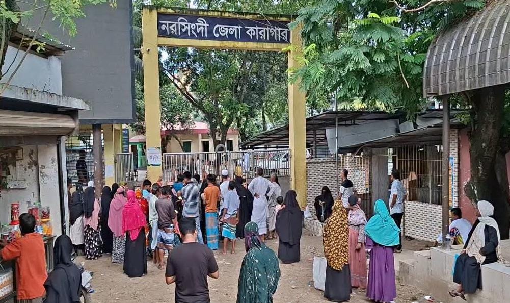 নরসিংদী কারাগার থেকে পালানো ১৬৬ বন্দির নথি নেই, পলাতক ৬৯০।