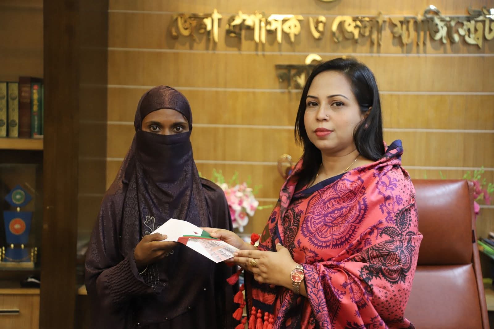 নরসিংদীতে অসহায় মালা আক্তারের পাশে জেলা প্রশাসন!