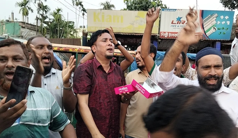 রাষ্ট্রপতি নির্বাচিত হওয়ায়  মির্জা ফখরুলের নিজ জেলায় মিষ্টি বিতরণ ও আনন্দ উল্লাস!
