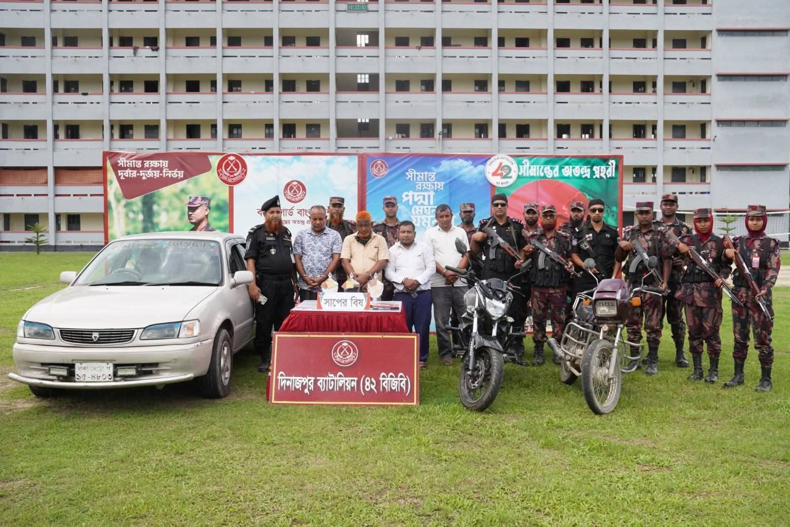 দিনাজপুরে যৌথ বাহিনীর অভিযানে সাপের বিষ উদ্ধার; গ্রেপ্তার -৪!