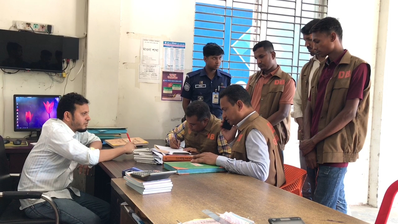 গোপালগঞ্জে এসএ পরিবহনে ডিবির অভিযান, মিলল কোটি টাকার লেনদেনের তথ্য শাখা ব্যবস্থাপক আটক, মাদক কারবারের অর্থের সঙ্গে যোগসূত্র খতিয়ে দেখছে পুলিশ!