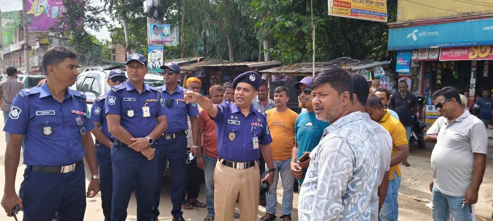 যানবাহনের শৃঙ্খলা ও জনদুর্ভোগ ফেরাতে নওগাঁর বালুডাঙ্গা বাস টার্মিনাল পরিদর্শনে পুলিশ সুপার তারিকুল ইসলাম এর কঠোর নির্দেশনা!