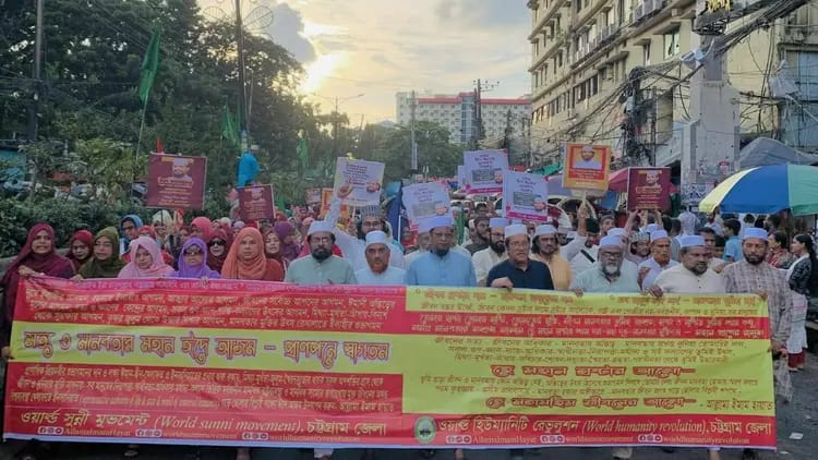 লাখো মানুষের সমাগমে চট্রগ্রামে পালিত হচ্ছে “ঈদে মিলাদুন-নবী (সা:)!