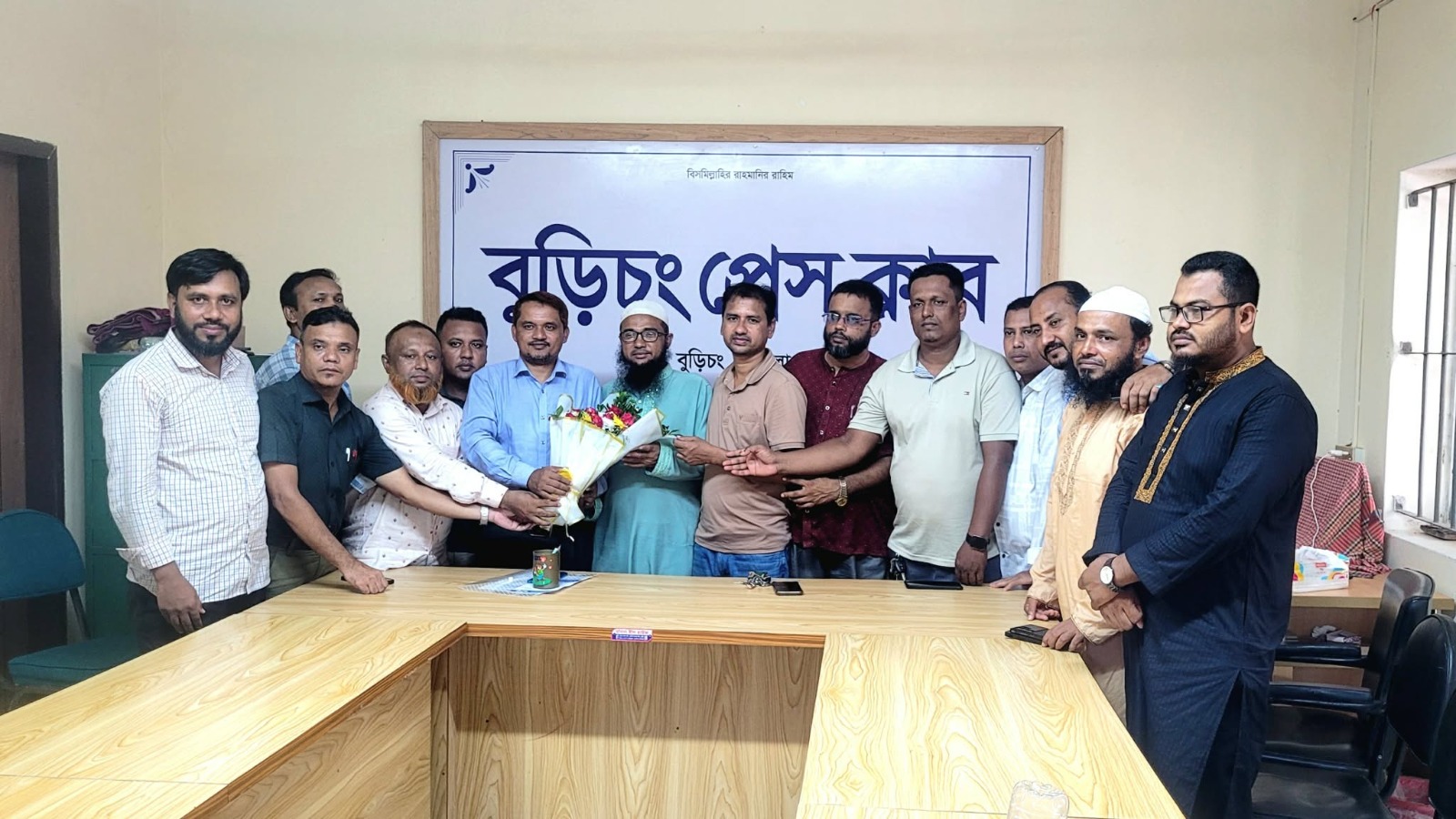 বুড়িচং প্রেসক্লাবের নবগঠিত কমিটিকে শিক্ষকদের ফুলেল শুভেচ্ছা!