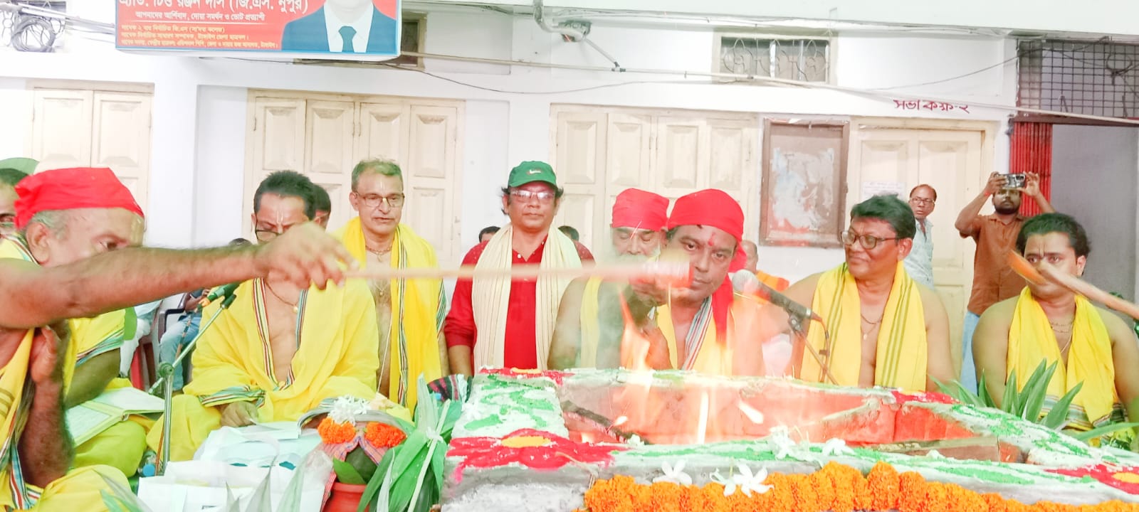 বিশ্বশান্তি ও বিশ্ববাসীর কল্যাণ কামনায় টাঙ্গাইলের বড় কালীবাড়িতে গীতা যজ্ঞানুষ্ঠান আয়োজন
