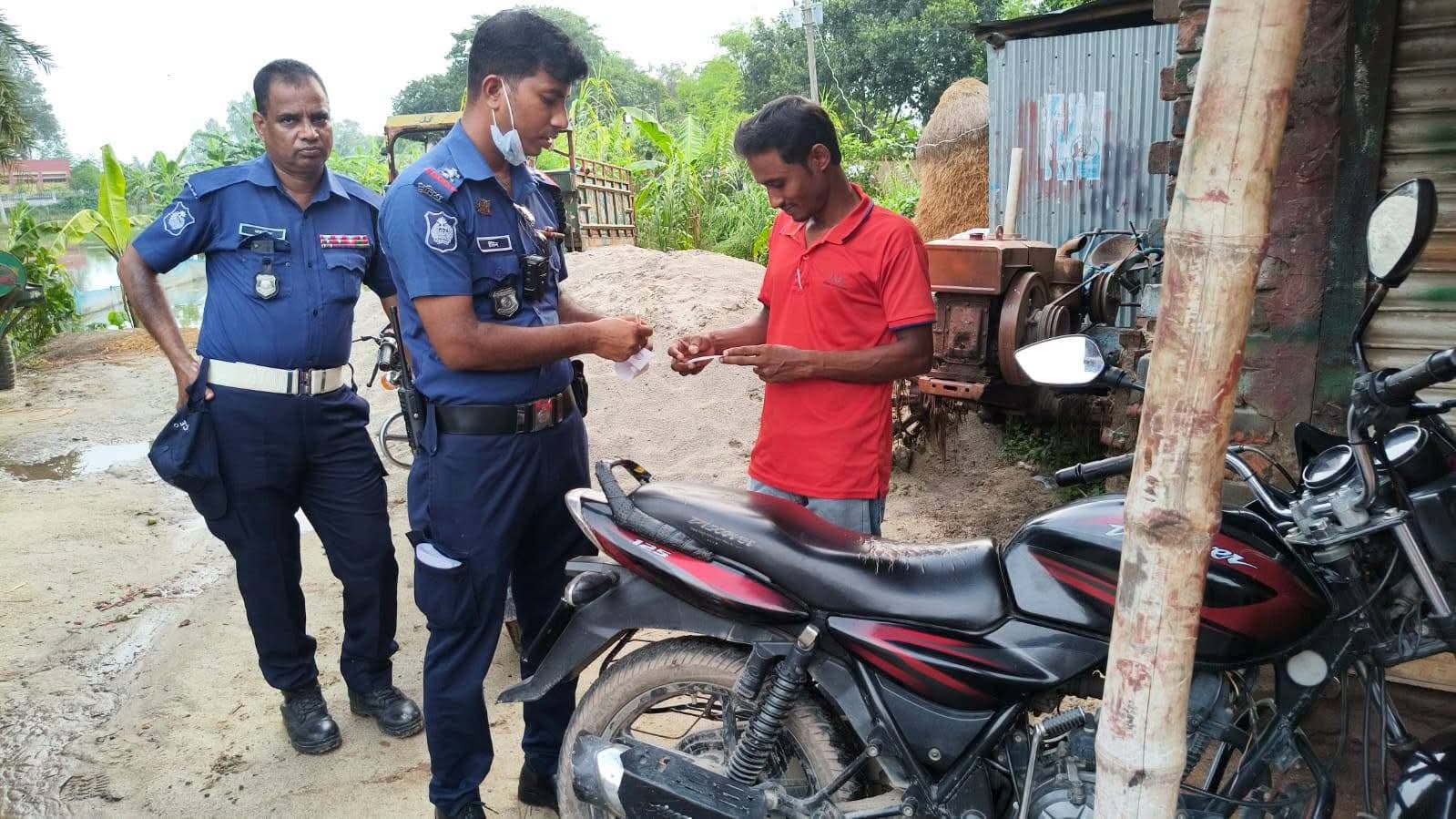 পুলিশ সুপারের নির্দেশনায় নওগাঁয় ট্রাফিক পুলিশের বিশেষ অভিযান, আইন অমান্য মোটরসাইকেল চালকদের বিরুদ্ধে ব্যবস্থা!