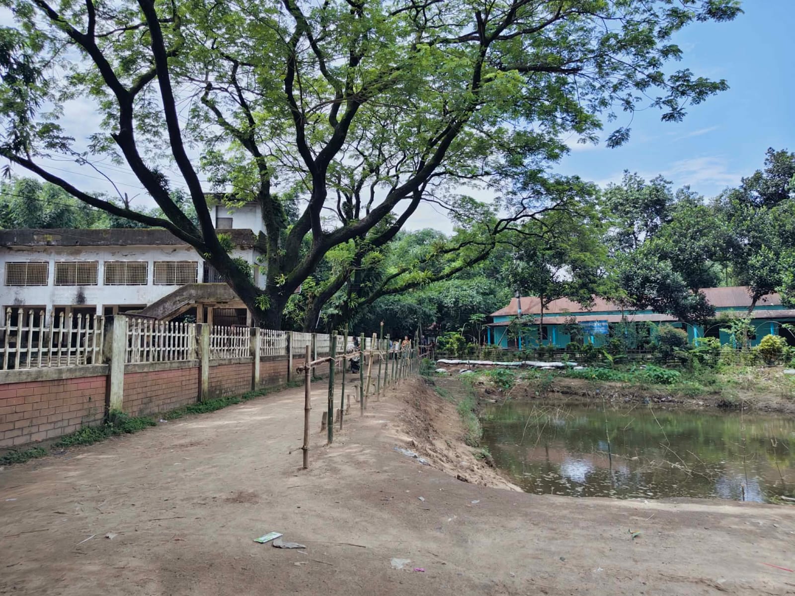 তাহিরপুরে বিদ্যালয়, মাদ্রাসা ও কবরস্থানের আশপাশে অবৈধ বালু উত্তোলন: আতঙ্কে শিক্ষার্থী ও অভিভাবক, এসি ল্যান্ড বরাবর অভিযোগ!
