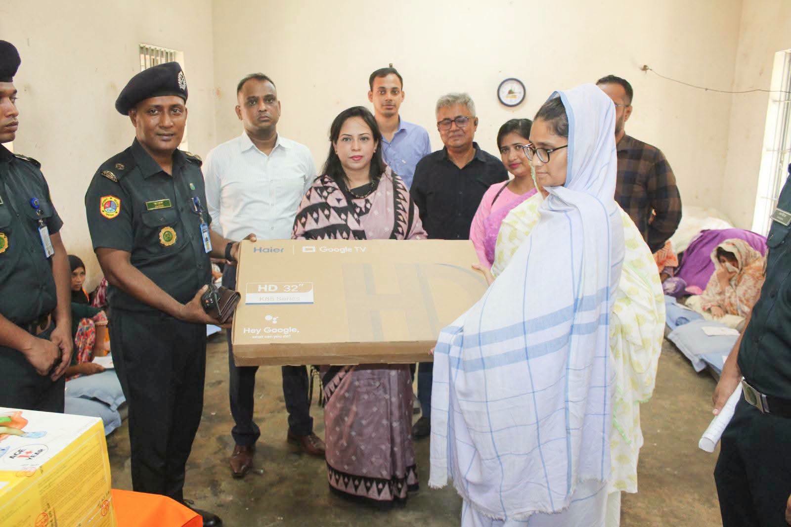 নরসিংদীতে কারাগারে বন্দীদের জন্য টিভি, বাদ্যযন্ত্র ও সেলাই মেশিন বিতরণ!