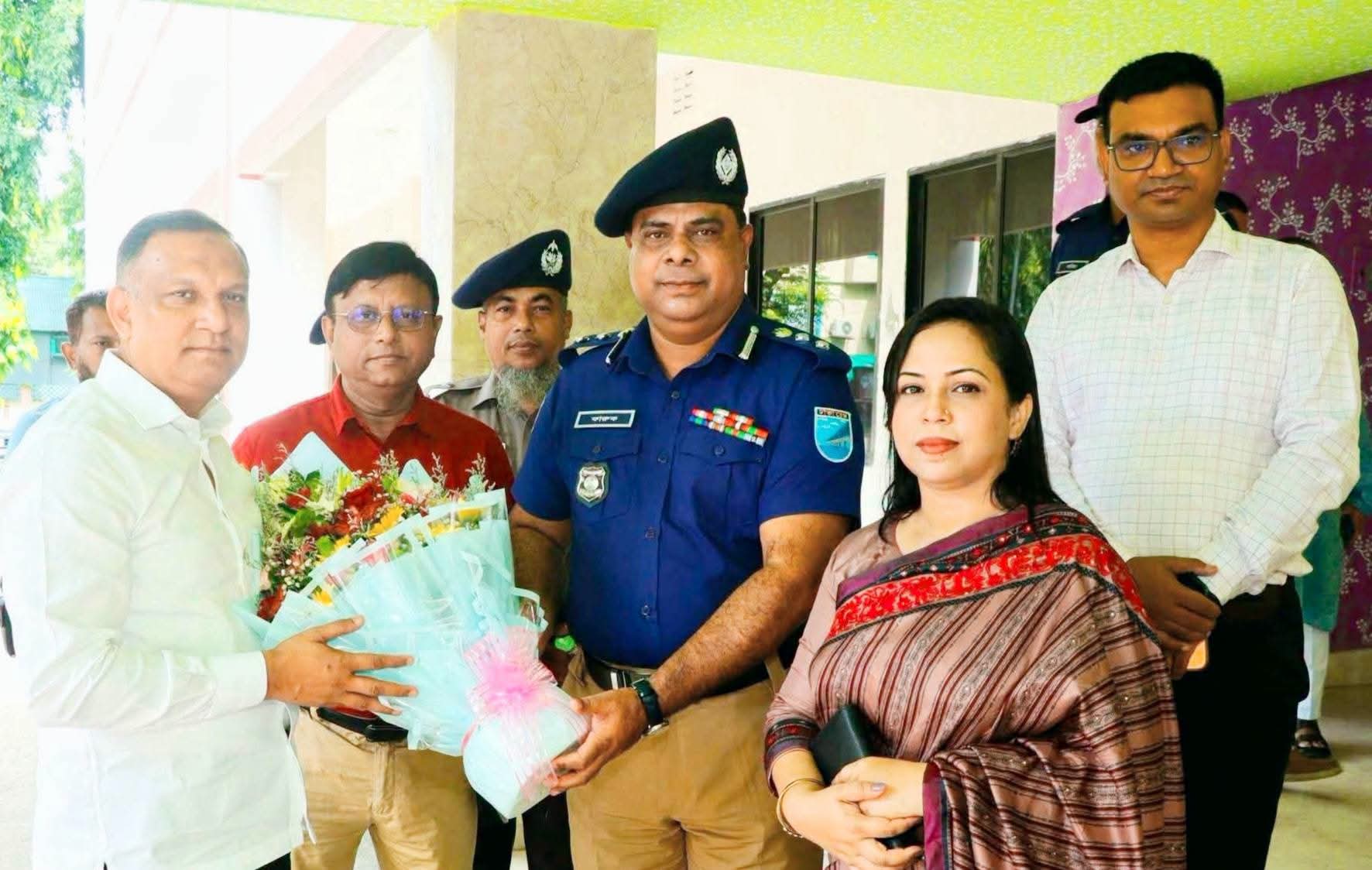 নরসিংদীতে আইনশৃঙ্খলা পরিস্থিতি নিয়ে মতবিনিময় সভায় বস্ত্র ও পাট প্রতিমন্ত্রী!