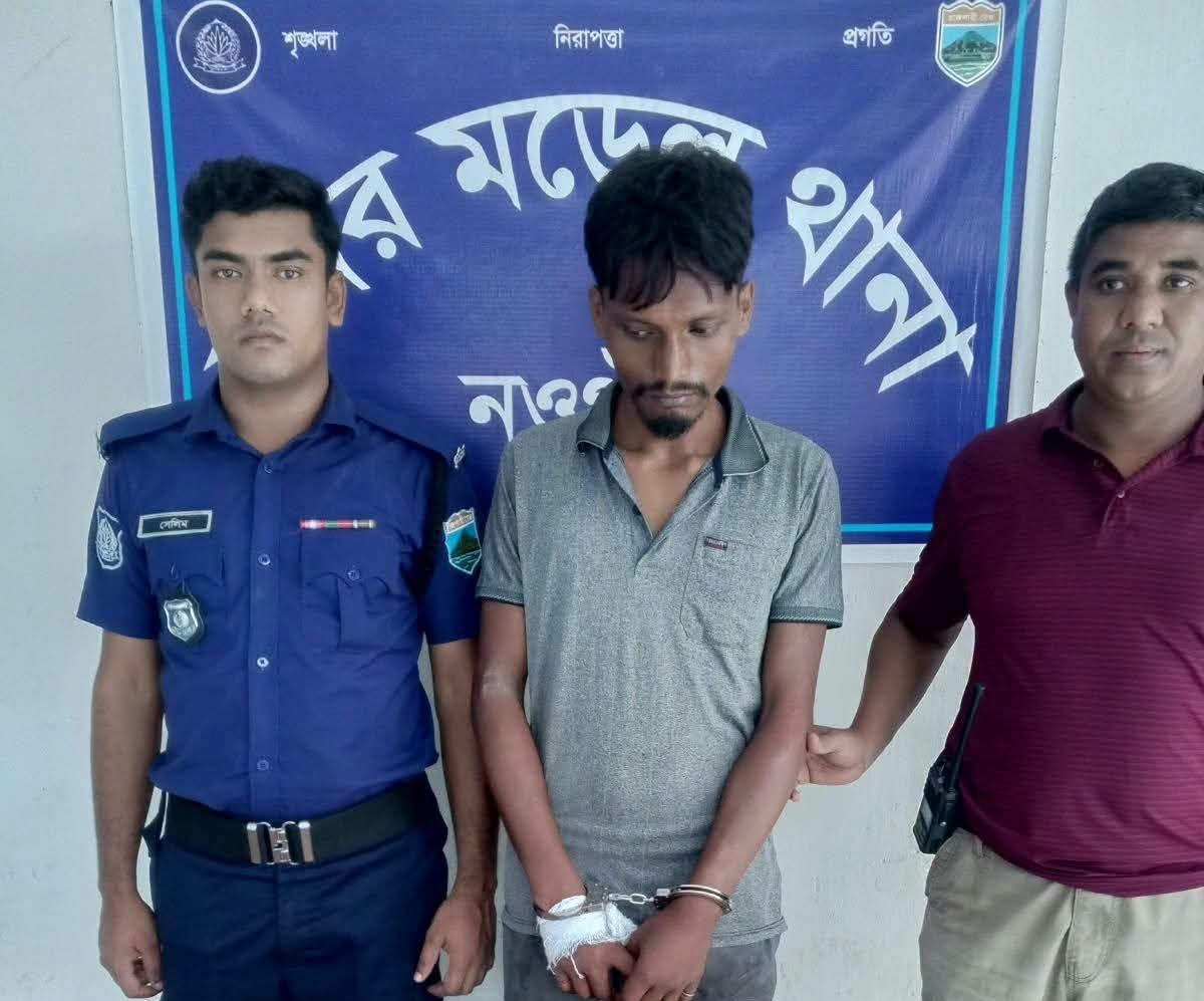 নওগাঁয় পুলিশের অভিযানে কুখ্যাত চোর গ্রেফতার, উদ্ধার চোরাই তার ও দেশীয় অস্ত্র!