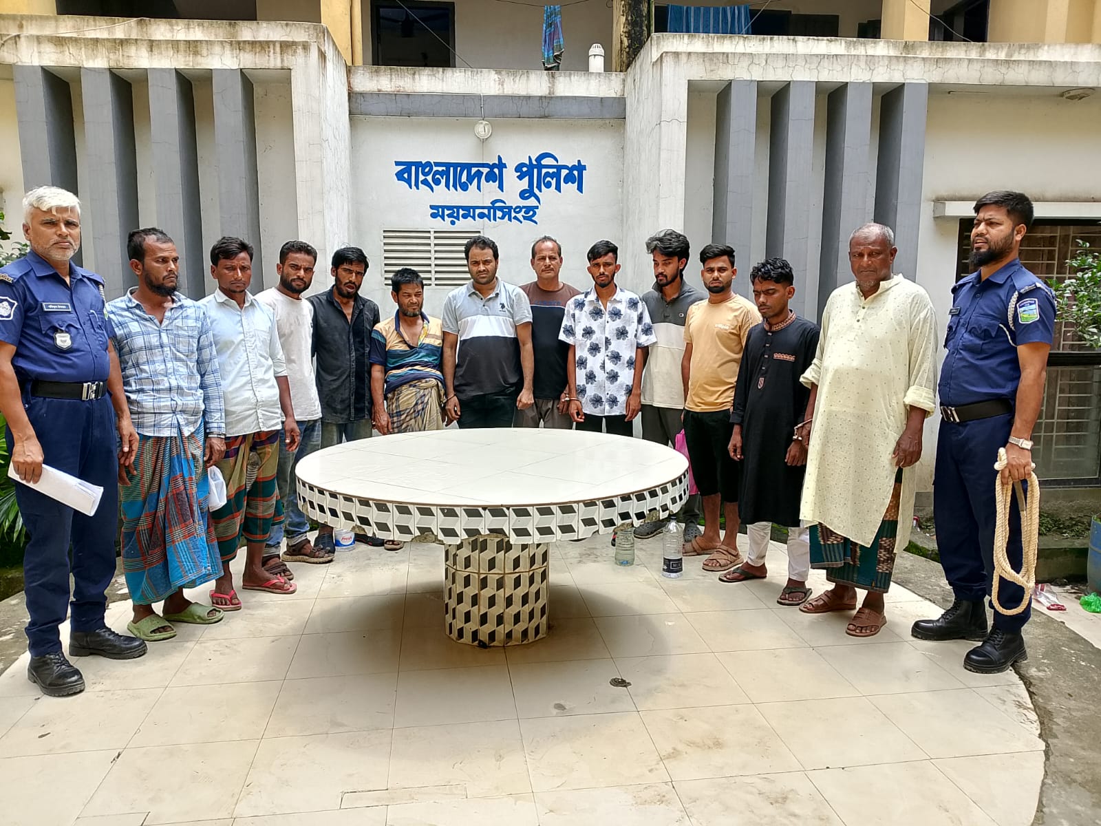 ময়মনসিংহে একযোগে ২৭ পুলিশ সদস্য প্রত্যাহার, গ্রেফতার২০