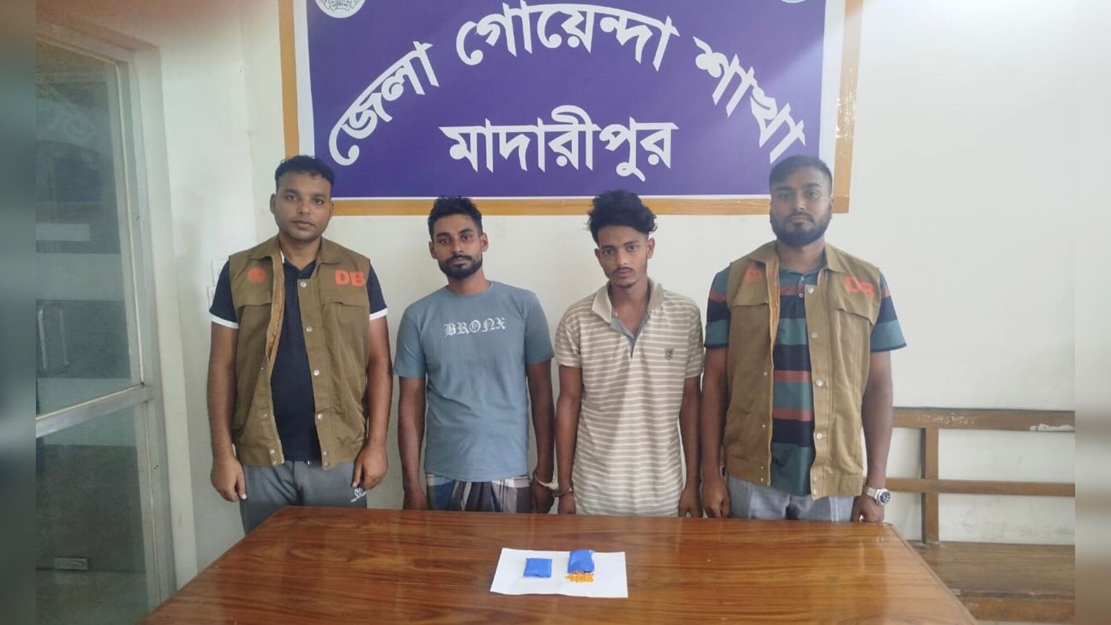 মাদারীপুরে ৩০০ পিস ইয়াবাসহ দুই মাদক ব্যবসায়ী গ্রেপ্তার!