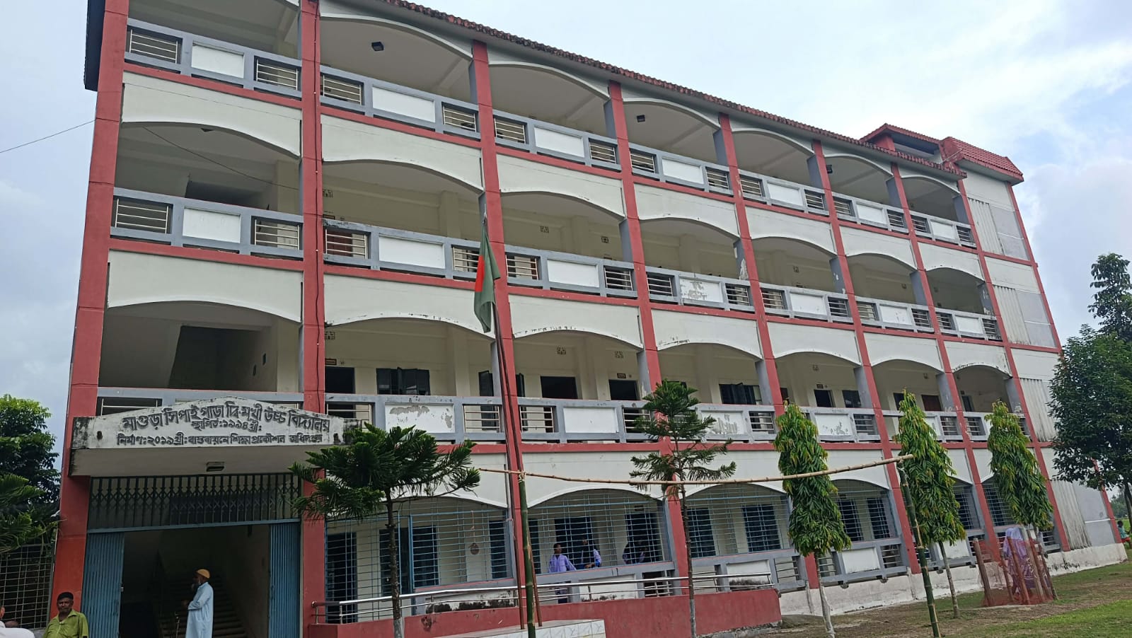 স্কুলের দায়িত্ব ফেলে গরুর হাটে ব্যবসা, অফিস সহায়কের বিরুদ্ধে স্কুলে না থাকার অভিযোগ!