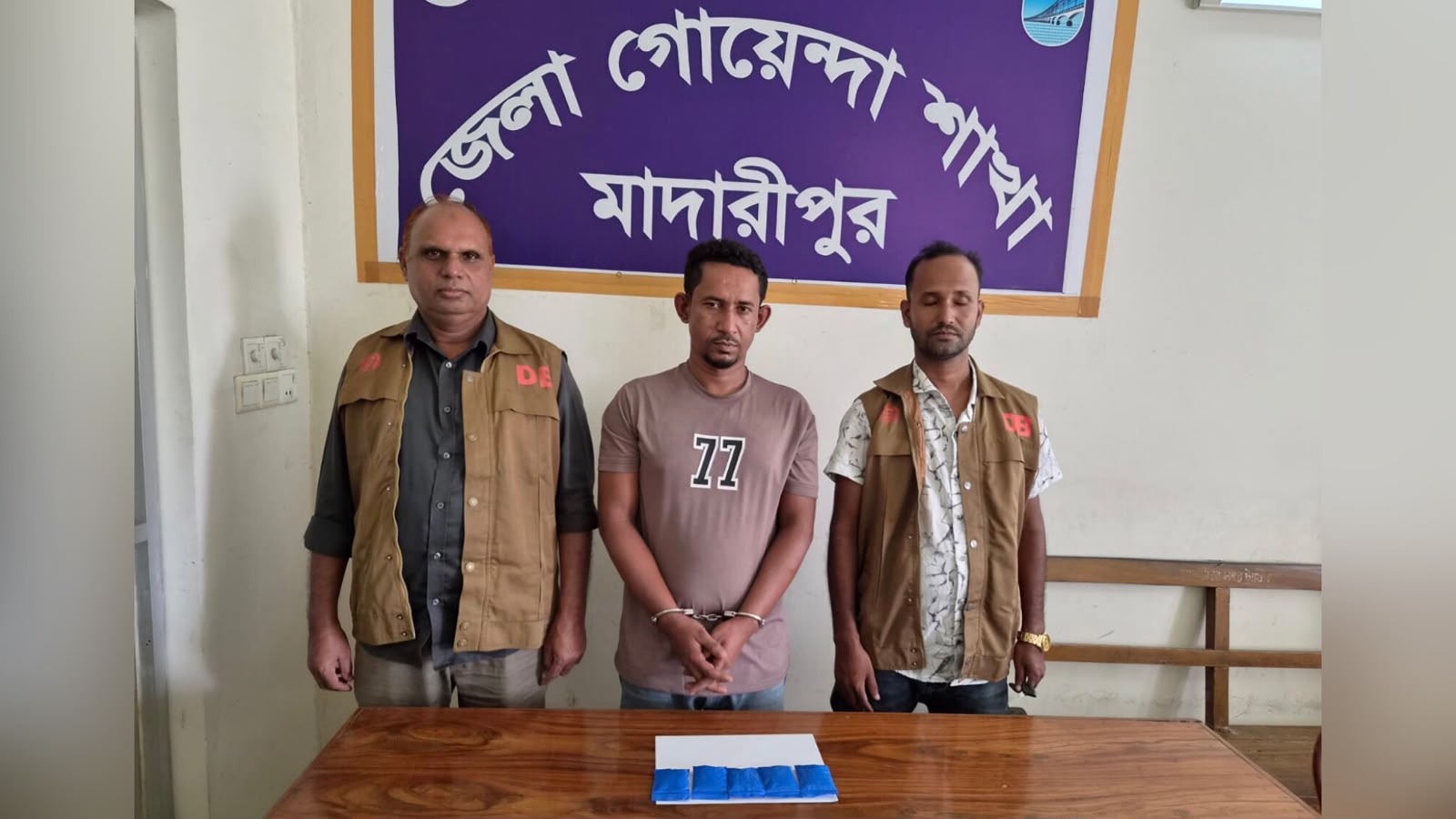 মাদারীপুরে সাঁড়াশি অভিযান চালিয়ে ৬০০ পিস ইয়াবাসহ মাদক ব্যবসায়ী গ্রেপ্তার!